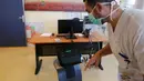Petugas medis Israel menguji sebuah robot Temi di Sheba Medical Center dekat Tel Aviv, Israel, (12/5/2020). Robot Temi kini digunakan di sejumlah rumah sakit dan pusat medis guna membantu meminimalkan kontak antarmanusia di tengah merebaknya wabah Covid-19. (Xinhua/Gil Cohen Magen)