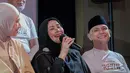 Pasangan artis senior Hengky Tornando dan Beby Zelvia juga ikut bermain di film yang disutradarai oleh Puadin Redi ini. 32 tahun menikah, pasangan artis ini tentunya jadi panutan rumah tangga harmonis. Diumumkan, Hengky Tornando berperan sebagai KH. Abdullah, sementara Beby Zelvia sebagai Nyai Fatimah. Hengky dan Beby Zelvia jadi artis paling senior di film ini. (Liputan6.com/IG/@mengejarrestu)