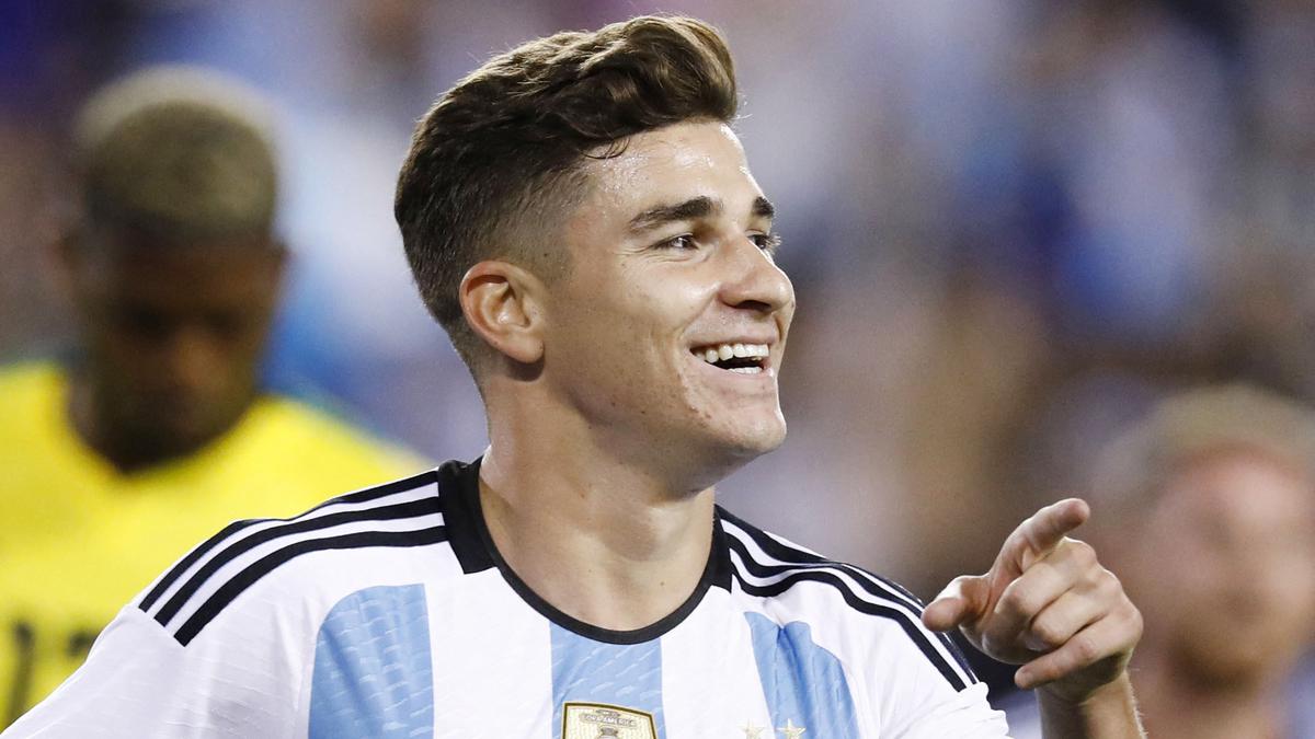 Luis de la Fuente Sebut Julian Alvarez Pemain Ideal untuk Timnas Spanyol