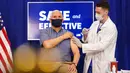 Wakil Presiden Amerika Serikat Mike Pence (kiri) menerima suntikan vaksin COVID-19 Pfizer-BioNTech di Gedung Putih, Washington, Jumat (18/12/2020). Mike Pence menjadi pejabat tinggi eksekutif pertama di Gedung Putih yang menerima vaksin COVID-19. (AP Photo/Andrew Harnik)