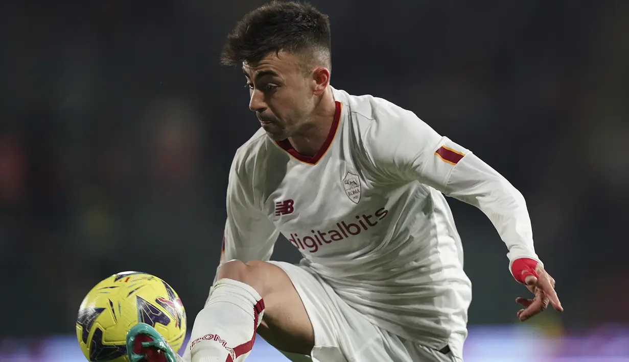 Bek AS Roma, Leonardo Spinazzola mencetak gol pertama timnya ke gawang Cremonese pada laga pekan 24 Serie A 2022/2023 di Giovanni Zini Stadium, Italia, pada Rabu (1/3/2023) dini hari WIB. Duel Cremonese vs AS Roma kali ini berlangsung ketat dengan kemenangan Cremonese 2-1 atas Roma. (Spada/LaPresse via AP)