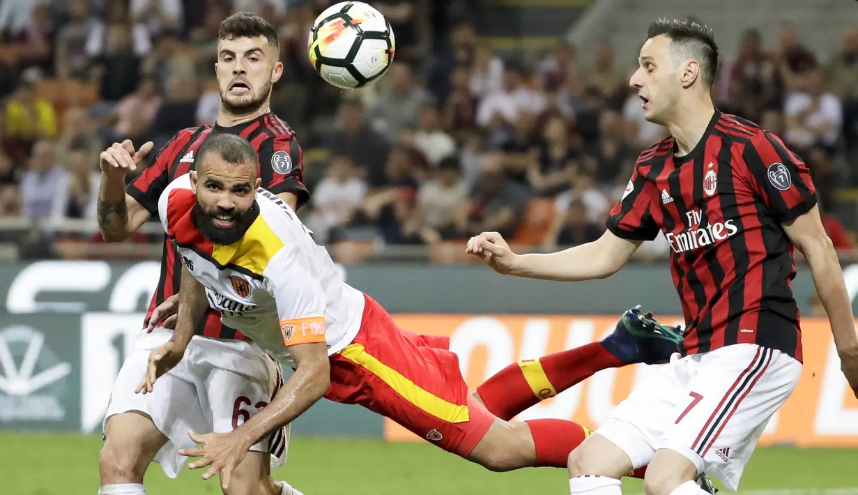 Aksi pemain Benevento, Sandro menyundul bola melewati adangan dua pemain AC Milan pada laga Serie A di San Siro stadium, Milan, (21/4/2018). AC Milan kalah 0-1. (AP/Luca Bruno)