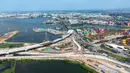 Gambar udara menunjukkan pembangunan Jalan Tol Laut Semarang-Demak, sebuah mega-proyek nasional yang dirancang untuk mengatasi banjir pasang surut air laut yang sering terjadi di sepanjang pantai utara, di Semarang, Jawa Tengah, pada Minggu 19 April 2026. Pembangunan Jalan Tol Semarang-Demak Seksi 1 (Kaligawe-Sayung) sepanjang 10,64 km terus dipercepat dengan progres mencapai lebih dari 50% per akhir 2025. (DEVI RAHMAN/AFP)