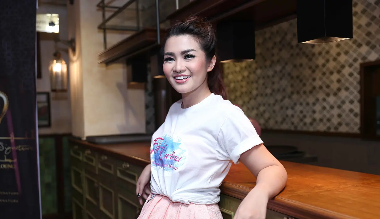 Fitri Carlina dan Hendra Sumendap sepakat menikah siri. Alasannya, karena saat itu Fitri masih terikat kontrak dengan sebuah label. Sementara itu, Hendra ke India. Dua tahun kemudian keduanya meresmikan hubungannya. Resepsi digelar pada 11 Desember 2014.