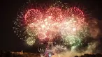 Kembang api menerangi Menara Eiffel selama perayaan Hari Bastille di Paris, Kamis (14/7/2022) malam. Perayaan yang digelar setiap tanggal 14 Juli ini dalam rangka untuk memperingati penyerbuan benteng penjara Bastille pada 14 Juli 1789 silam. (AP Photo/Lewis Joly)