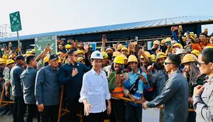 Presiden Joko Widodo (Jokowi) mengunjungi KEK Gresik, Jawa Timur. KEK Gresik telah berhasil menarik investasi besar ke dalam kawasan, yaitu Smelter PT Freeport Indonesia dengan nilai investasi sebesar USD 3 miliar. (Dok Kemenko Perekonomian)