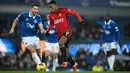 Pemain MU, Anthony Martial (tengah), berhasil mencetak gol ketiga ke gawang Everton dalam pertandingan lanjutan Liga Inggris 2023/2024 yang berlangsung di Goodison Park Stadium, Liverpool, Senin (27/11/2023) dini hari WIB. (AFP/Paul Ellis)