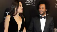 Pemain sepak bola Brasil Marcelo dan sang istri, Clarisse Alves saat menghadiri The Best FIFA Football Awards, London, Senin (23/10). Sejumlah penghargaan diberikan FIFA kepada para pelaku penting di dalam dan luar lapangan hijau. (AP/Alastair Grant)