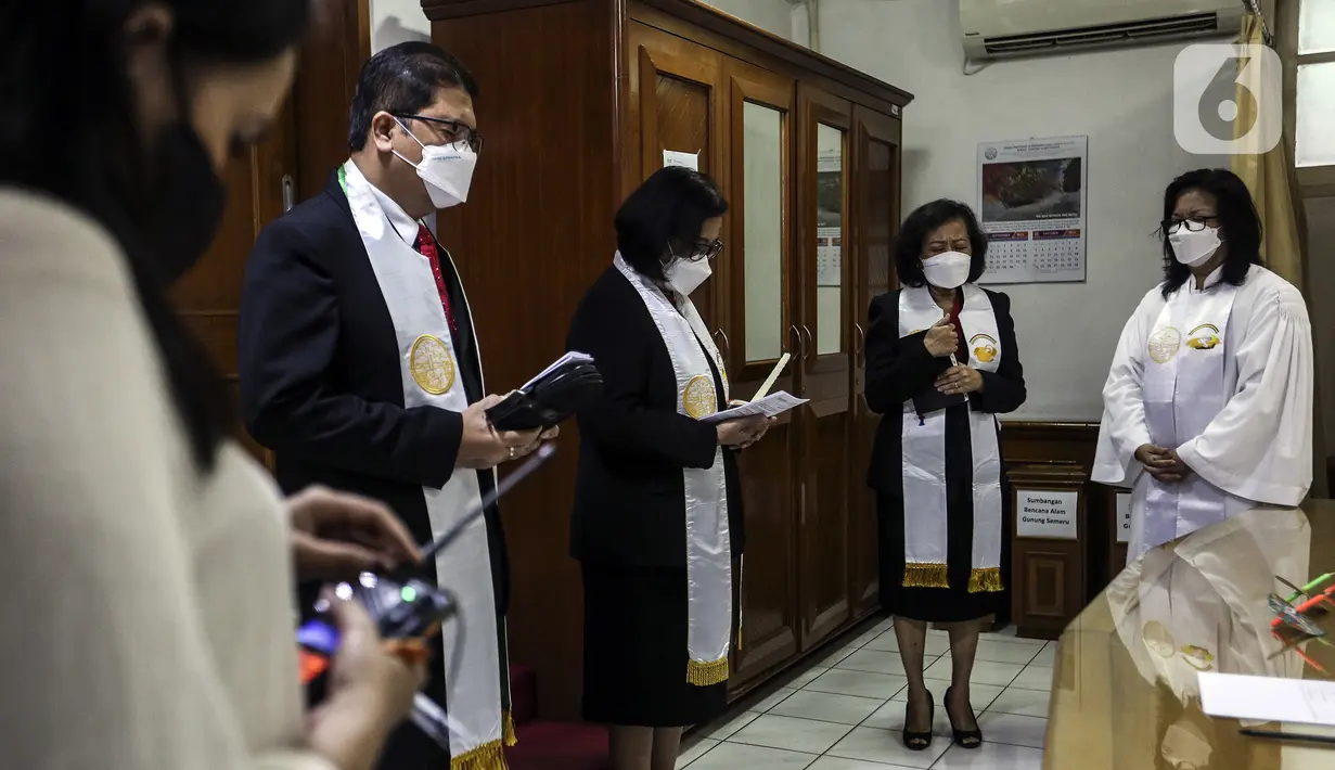 Pendeta memimpin ibadah perayaan malam Natal di Gereja Protestan Indonesia Bagian Barat (GPIB) Effatha, Jakarta, Jumat (24/12/2021). Ibadah malam ini membawa pesan untuk terus berpengharapan dan bersukacita di tengah situasi yang sulit karena pandemi COVID-19. (Liputan6.com/Johan Tallo)