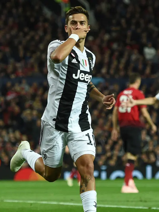 Penyerang Juventus, Paulo Dybala berselebrasi usai mencetak gol ke gawang Manchester United pada lanjutan grup H Liga Champions di Old Trafford, Inggris (23/10). Juventus menang tipis 1-0 atas MU. (AFP Photo/Oli Scarff)