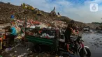 Aktivitas kendaraan pengangkut saat membuang sampah pada lokasi titik longsor yang terjadi pada Senin (13/05) di Tempat Pembuangan Akhir (TPA) Cipayung, Depok, Rabu (15/5/2024). (merdeka.com/Arie Basuki)
