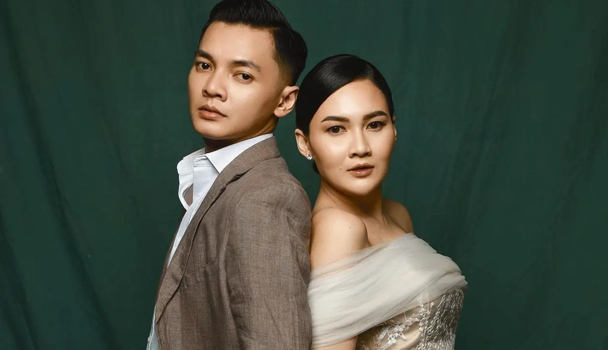 Meski sempat muncul pro kontra soal perbedaan keyakinan, faktanya hubungan mereka selalu mesra hingga kini. Keduanya disebut sebagai pasangan yang punya wajah mirip. (Liputan6.com/IG/@faralljibrill)