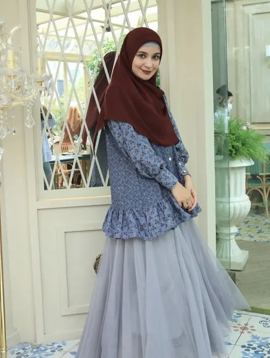 <p>Shireen Sungkar tampil dengan rok tutu panjang abu-abu yang ia padukan dengan atasan floral berdetail ruffle. Serta mengenakan kerudung maroonnya @shireensungkar</p>