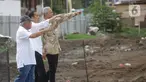 Presiden Joko Widodo (tengah) didampingi Menteri PUPR Basuki Hadimuljono (kiri) dan Gubernur Jawa Tengah Ganjar Pranowo (kanan) saat meninjau pembangunan Pasar Johar Semarang, Senin (30/12/2019). Jokowi meninjau pembangunan fasilitas sarana-prasarana di Pasar Johar Semarang. (Liputan6.com/Gholib)