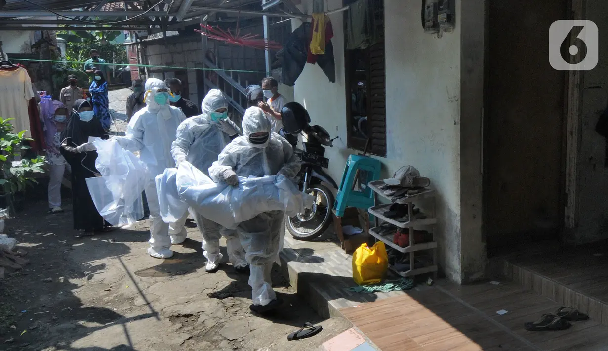 Tim relawan dari Polmas Bogor membawa peralatan saat mengurus jenazah warga korban COVID-19 yang meninggal saat isolasi mandiri di Bogor, Jawa Barat, Jumat (9/7/2021). Relawan bekerja tanpa digaji dan murni karena solidaritas kemanusiaan. (merdeka.com/Arie Basuki)