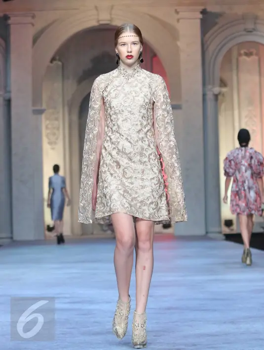 Desainer Sebastian Gunawan mengeluarkan koleksi ready to wear deluxe terbaru untuk musim ini yang bertajuk Aristokrat di ballroom Ritz Carlton Pasific Place, Jakarta, Selasa (11/10). (Liputan6.com/Angga Yuniar) 
