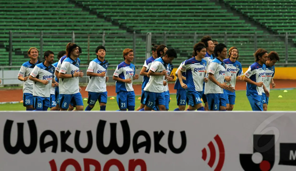 Jelang berlaga kontra Persija, Tim sepak bola asal Jepang, Gamba Osaka melakukan sesi latihan terbuka di Stadion GBK Jakarta, Jumat (23/1/2015). (Liputan6.com/Helmi Fithriansyah)