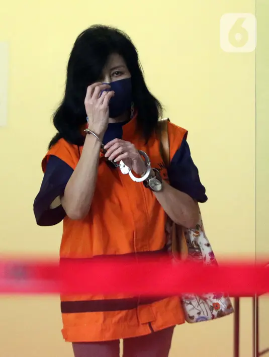 Wakil Direktur PT Adonara Propertindo, Anja Runtuwene usai menjalani pemeriksaan di Gedung KPK, Jakarta, Jumat (20/8/2021). Anja Runtuwene merupakan tersangka dugaan korupsi pengadaan tanah untuk Perumda Pembangunan Sarana Jaya tahun 2019 di Munjul Pondok Ranggon. (Liputan6.com/Helmi Fithriansyah)
