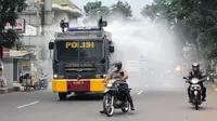 Petugas aparat dari Kepolisian Resor Kota Cimahi mengerahkan water canon untuk menyemprotkan disinfektan sebagai upaya mencegah penyebaran virus Corona. (Humas Polda Jabar)