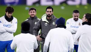 Ia meminta skuad Los Blancos untuk memenangkan duel panas melawan wakil Portugal itu. Tampak dalam foto, pelatih Real Madrid asal Spanyol, Alvaro Arbeloa (tengah) berkumpul dengan para pemain selama sesi latihan jelang matchweek kedelapan Liga Champions 2025-2026 melawan SL Benfica di stadion Luz, Lisbon pada Selasa 27 Januari 2026. (FILIPE AMORIM/AFP)