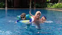 Bahkan ketiga anak Risty Tagor pun tampak akrab satu dengan lainnya. Baru-baru ini Risty Tagor pun mengunggah momen kebersamaan ketiga anaknya saat berenang di akun Instagram pribadinya.(Liputan6.com/IG/@ristytagor)