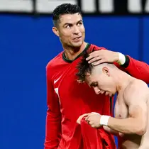Pemain Portugal, Cristiano Ronaldo, memberikan selamat kepada Francisco Conceicao yang telah mencetak gol ke gawang Republik Ceko dalam duel matchday 1 Grup F Euro 2024, Rabu (19/6/2024). Portugal menang dengan skor 2-1. (AFP/Christophe Simon)