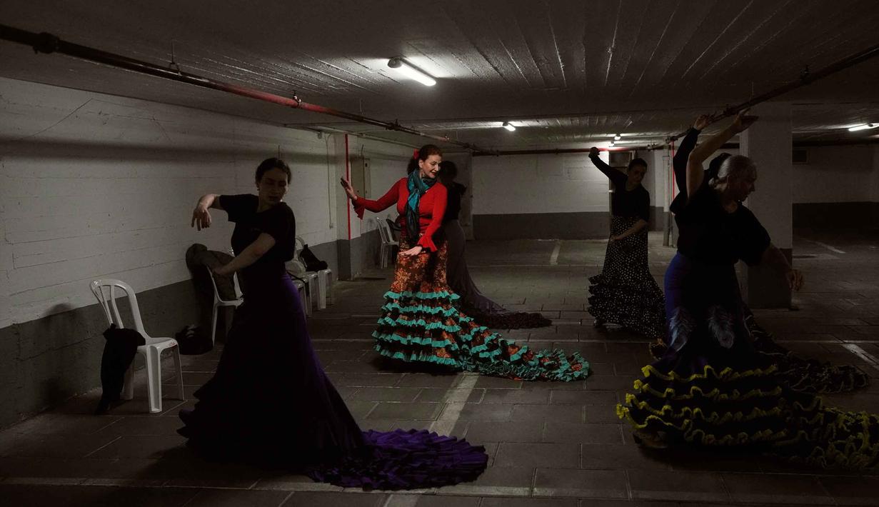 Sirene peringatan serangan rudal balistik Iran kembali meraung di Tel Aviv, Israel, pada Senin 30 Maret 2026. Tampak dalam foto, sekelompok siswa flamenco menari di garasi parkir bawah tanah setelah kelas studio mereka terganggu oleh sirene serangan udara yang memperingatkan datangnya rudal dari Iran, di Tel Aviv, Israel, Senin 30 Maret 2026. (AP Photo/Ohad Zwigenberg)