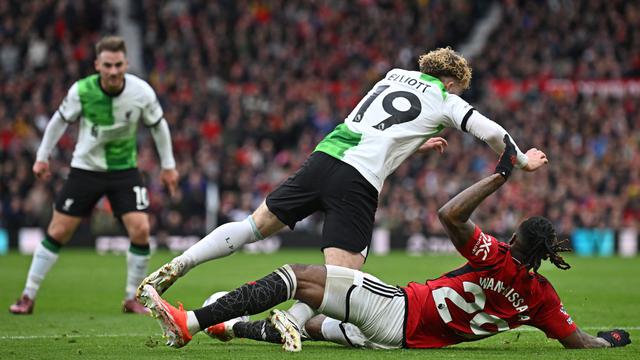 Bek Manchester United, Aaron Wan-Bissaka, melanggar gelandang Liverpool, Harvet Elliott, di kotak penalti sendiri dalam Premier League 2023/2024 di Old Trafford, Manchester, pada Minggu (7/4/2024) malam WIB.