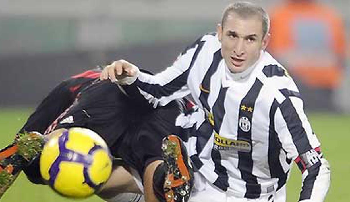 Duel antara bek Juventus Giorgio Chiellini (kanan) dengan gelandang AC Milan Gennaro Ivan Gattuso dalam lanjutan Serie A di Olimpic Stadium, Turin, 10 Januari 2010. AFP PHOTO / Damien Meyer