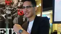 Daniel Wenas dan jam tangan klasiknya dari koleksi SEIKO (dok Liputan6.com/Ossid Duha Jussas Salma)