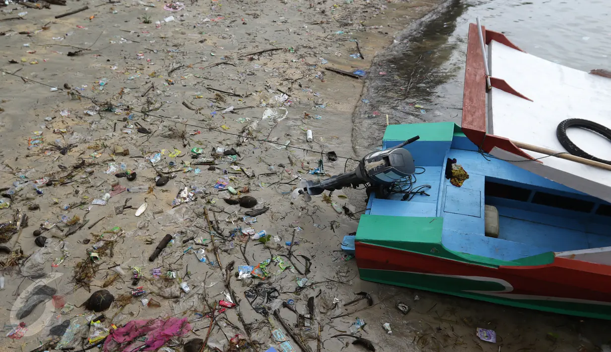 Sebuah perahu motor tengah bersandar di pinggir dermaga yang dipenuhi sampah di Pulau Bunaken, Manado, Sabtu (17/12). Banyak wisatawan mengeluhkan keberadaan sampah, terutama sampah plastik yang dirasa sudah sangat menganggu. (Liputan6.com/Fery Pradolo)