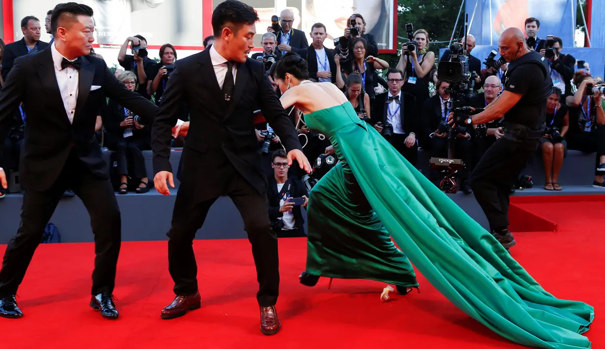 Aktris Korsel, Moon So-ri tiba-tiba kehilangan keseimbangan ketika melenggang di karpet merah pemutaran perdana film The Light Between Two Ocean di Venice Film Festival, Italia, Kamis (1/9). (REUTERS/Alessandro Bianchi)