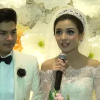 Air mata bahagia menetes di pipi Chelsea Olivia ketika ia mengucap janji setia sehidup semati bersama Glenn Alinskie, menikah di Katedral juga menjadi impian masa kecil Chelsea Olivia