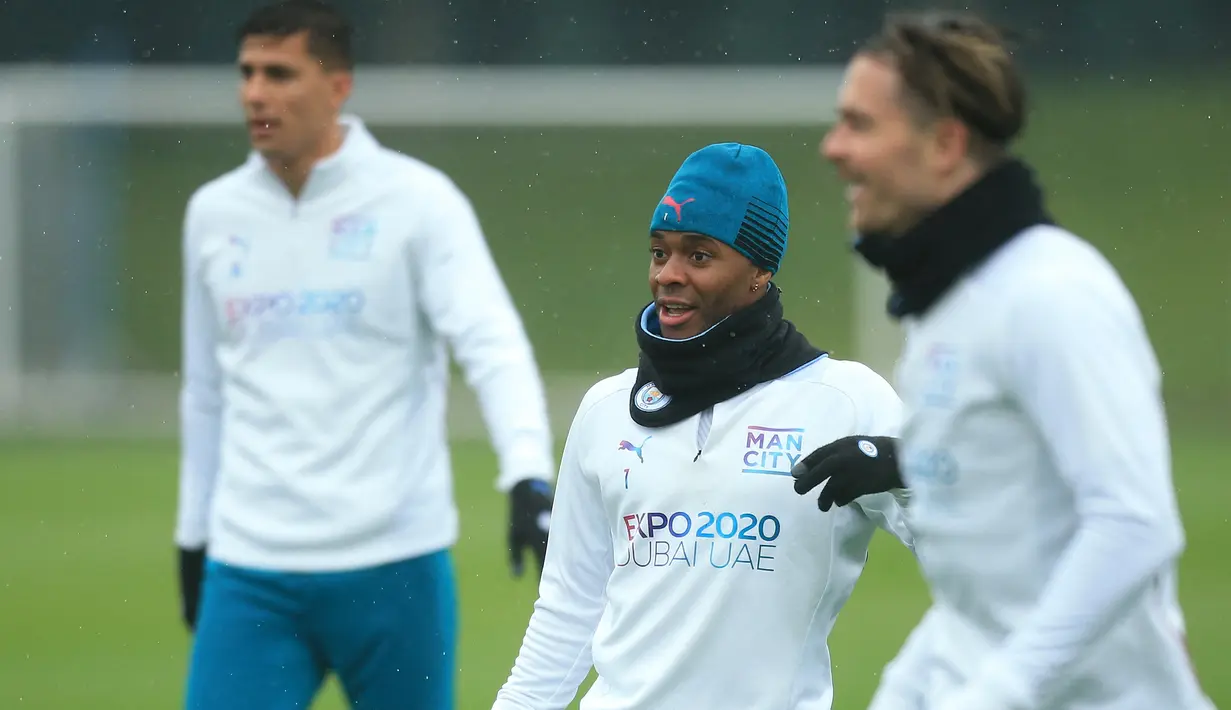 Pemain Manchester City Rodri, Raheem Sterling dan Jack Grealish ambil bagian dalam sesi latihan di Manchester, Selasa (12/4/2022). Manchester City akan bertandang ke markas Atletico Madrid untuk melakoni laga kedua perempat final Liga Champions, Kamis 14 April 2022. (Lindsey Parnaby/AFP)