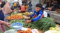 Sejumlah pembeli tengah memilih komoditas pertanian di pasar Induk Ciawitali, Garut, Jawa Barat. (Liputan6.com/Jayadi Supriadin)