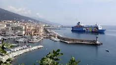 Kapal pesiar Moby Dada bersiap meninggalkan pelabuhan Bastia saat peresmian jalur baru antara Nice dan Bastia, Prancis (10/6). Kapal pesiar dari perusahaan Moby Lines ini bergambar tokoh kartun Looney Tunes. (AFP Photo/Valery Hache)