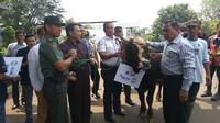 Direktur Indosiar Imam Sudjarwo saat menyerahkan hewan kurban secara simbolis kepada masyarakat Jakarta Barat. (Liputan6.com/Nafisyul Qodar)
