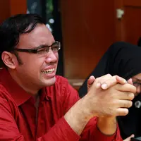 "Memang saya enggak punya rumah, kan rumah buat anak-anak, saya bingung," ujar Sandy dengan isak tangis. (Deki Prayoga/Bintang.com)