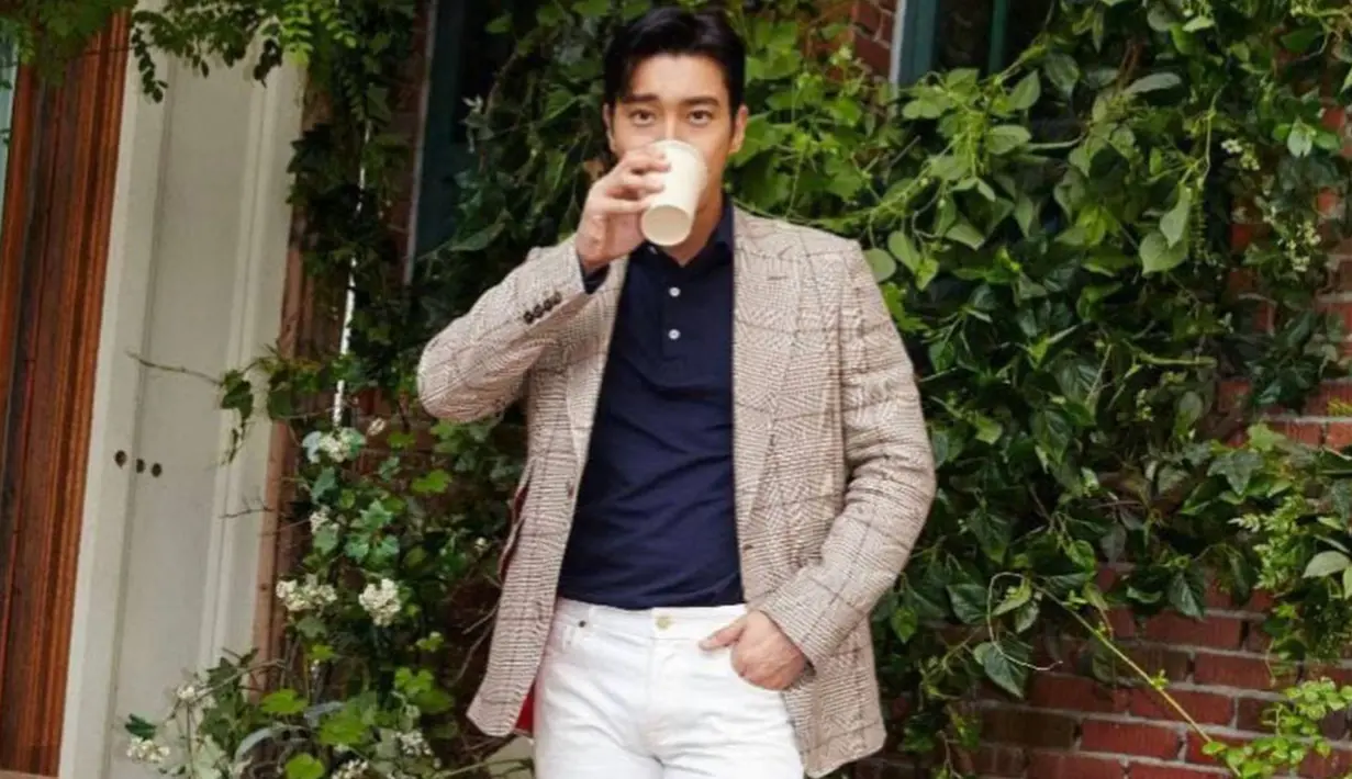 Tak sedikit netizen yang menyebut penampilan Siwon Super Junior dengan style semi formal bak CEO muda. Dirinya juga terlihat begitu stylish memadukan busana yang digunakan. (Liputan6.com/IG/@siwonchoi)