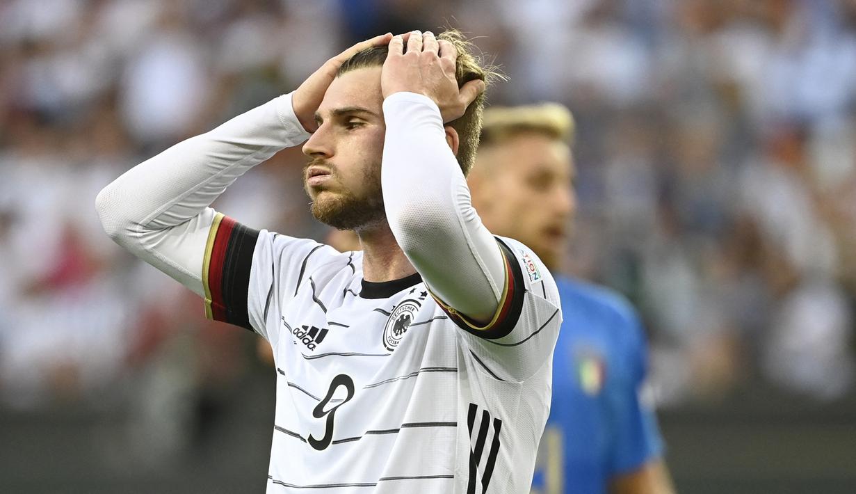 Timo Werner. Striker Timnas Jerman yang kini bermain bersama RB Leipzig ini dipastikan absen di Piala Dunia 2022 Qatar akibat mengalami cedera pergelangan kaki. Cedera itu baru didapat sang pemain berusia 26 tahun tersebut pada 2 November 2022 saat RB Leipzig menghadapi Shakhtar Donetsk di matchday terakhir fase grup Liga Champions 2022/2023. Saking parahnya, ia harus ditarik keluar dalam laga tersebut meski baru bermain selama 19 menit. (AFP/Ina Fassbender)