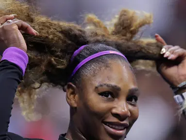 Petenis Amerika Serikat, Serena Williams merapikan rambutnya setelah mengalahkan petenis China, Wang Qiang pada perempat final AS Terbuka 2019 di USTA Billie Jean King National Tennis Center, Selasa (3/9/2019). Serena Williams melaju ke babak semi final setelah menang 6-1 dan 6-0. (AP/Charles Krupa)