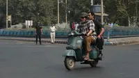 Yuhu, Amitabh Bachchan Keliling Kota Naik Vespa Jadul