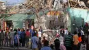 Warga berkumpul di lokasi ledakan di luar Hotel Weheliye, Jalan Maka al Mukaram, Mogadishu, Somalia, (22/3). Sedikitnya 14 orang tewas dan 10 lainnya terluka dalam ledakan bom mobil tersebut. (AP Foto/Farah Abdi Warsameh)