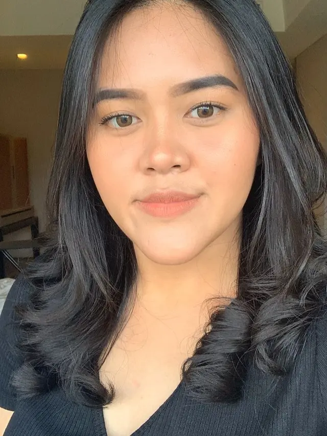 Potret Terbaru Dewi Nurmania Putri Sulung Muzdalifah, Paras Cantiknya Pernah Disebut Mirip Raisa