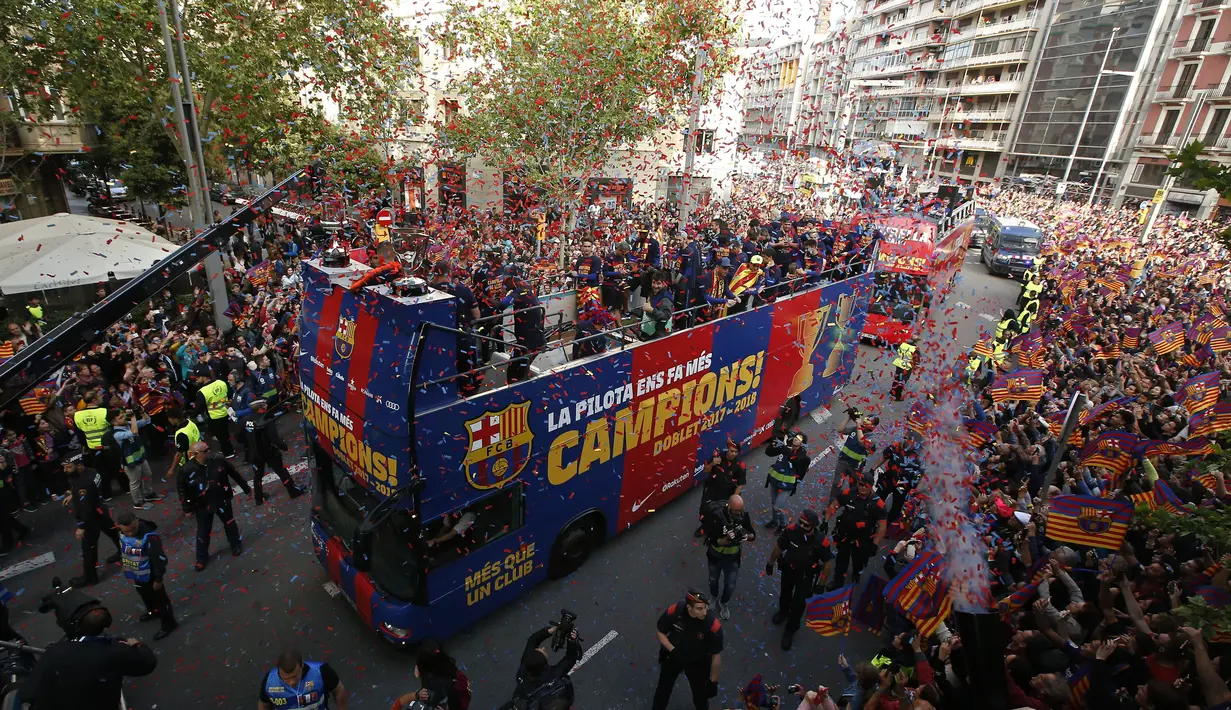 Pemain Barcelona menggunakan bus melintas ribuan fans di Barcelona, (30/4/2018). Barcelona memastikan gelar La Liga setelah menang 4-2 atas Deportivo La Coruna. (AP/Manu Fernandez)