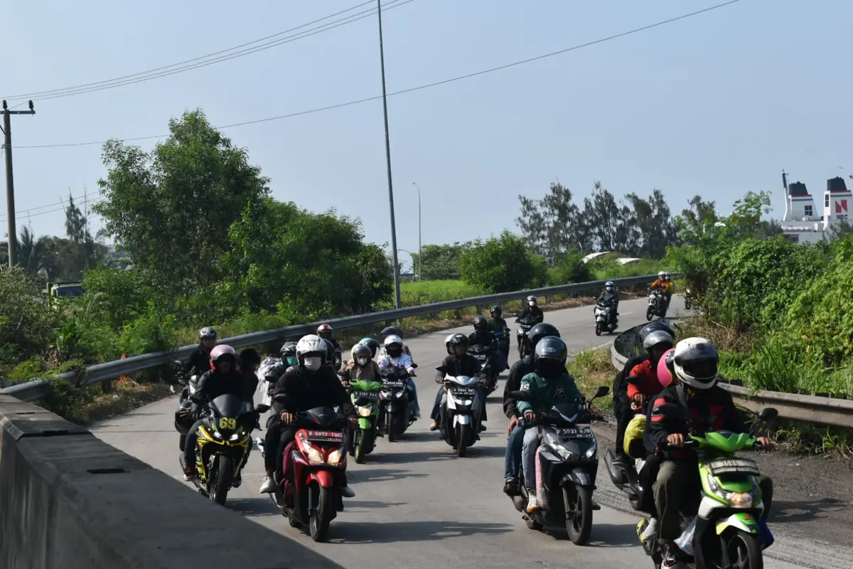 Pemudik kendaraan bermotor masuk ke Pelabuhan Bakauheni, Lampung Selatan. Foto (Liputan6.com/Ardi)