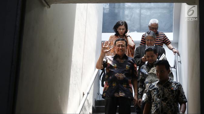 Mantan Ketua DPD Irman Gusman (kiri) usai sidang pendahuluan di Pengadilan Tipikor Jakarta, Rabu (10/10). Irman menjalani masa hukuman atas vonis 4 tahun 6 bulan penjara oleh majelis hakim Pengadilan Tipikor Jakarta. (Liputan6.com/Herman Zakharia)
