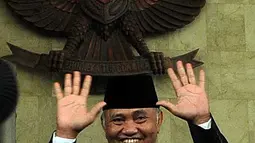 Ketua KPK terpilih Agus Rahardjo melambaikan tangan di Gedung KPK, Jakarta, Senin (21/12). Lima pimpinan KPK yang baru akan dilantik oleh Presiden Jokowi sebagai pimpinan KPK periode 2015-2019. (Liputan6.com/Helmi Afandi)