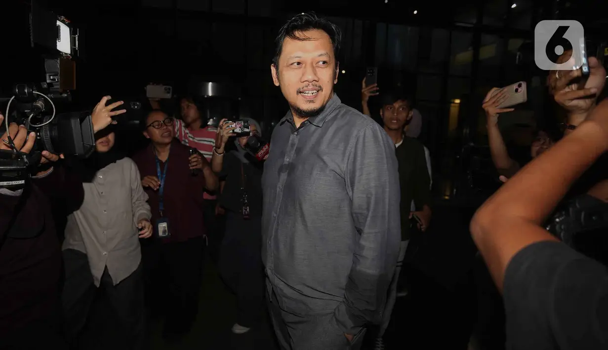 Ketua Bidang Ekonomi Pengurus Besar PBNU), Aizzudin Abdurrahman (AIZ) berjalan meninggalkan Gedung Merah Putih Komisi Pemberantasan Korupsi (KPK) usai menjalani pemeriksaan, Jakarta, Selasa (13/1/2026). Ia diperiksa terkait dugaan korupsi kuota dan penyelenggaraan haji di Kementerian Agama tahun 2023-2024. (Liputan6.com/Helmi Fithriansyah)
