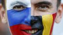 Seorang suporter mengecat mukanya dengan warna bendera Panama dan Belgia pada laga Piala Dunia 2018 di Stadion Fisht, Senin (18/6/2018). Belgia menang 3-0 atas Panama. (AP/Matthias Schrader)